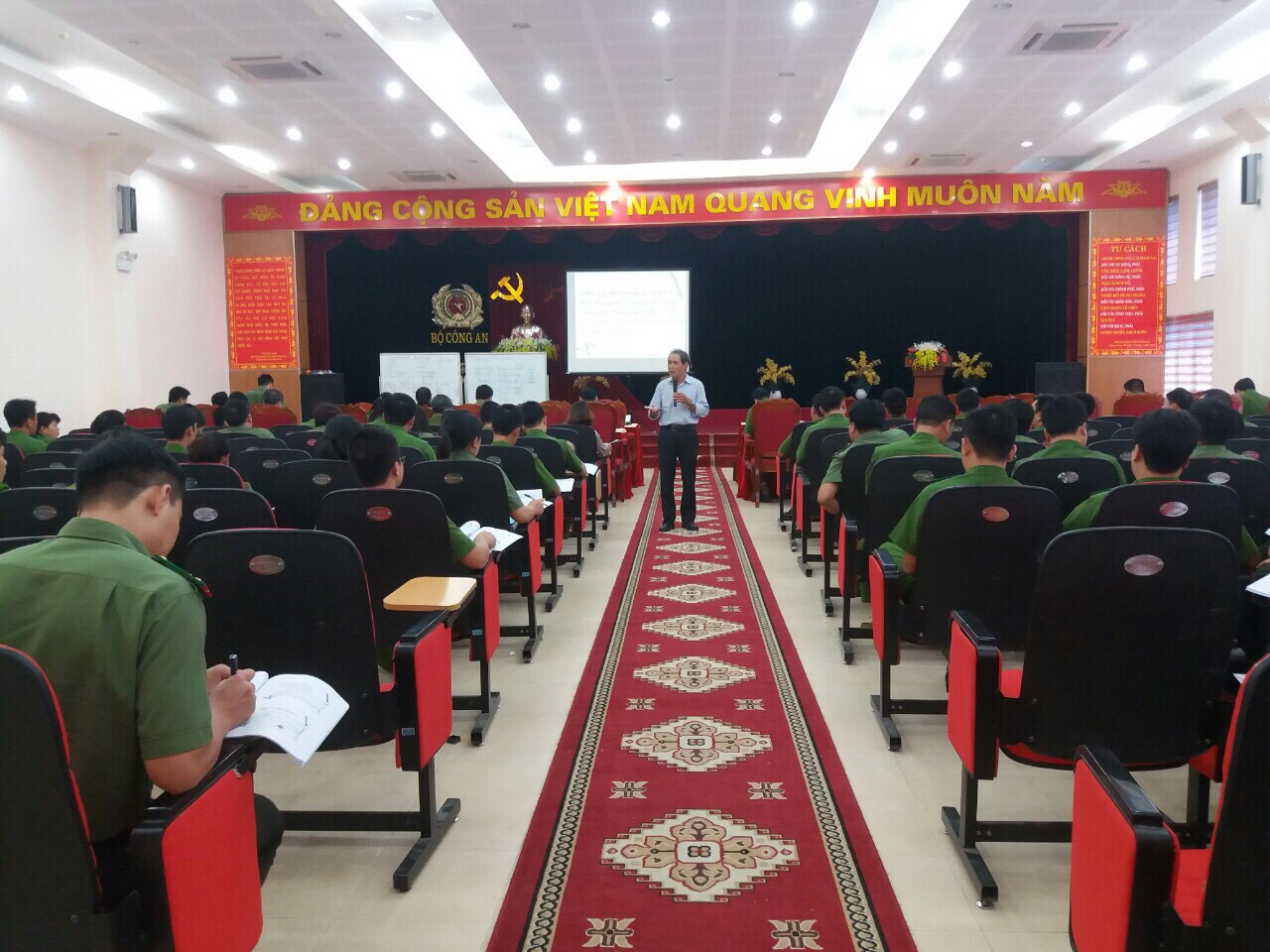 lớp học đấu thầu - Viện Quốc tế học